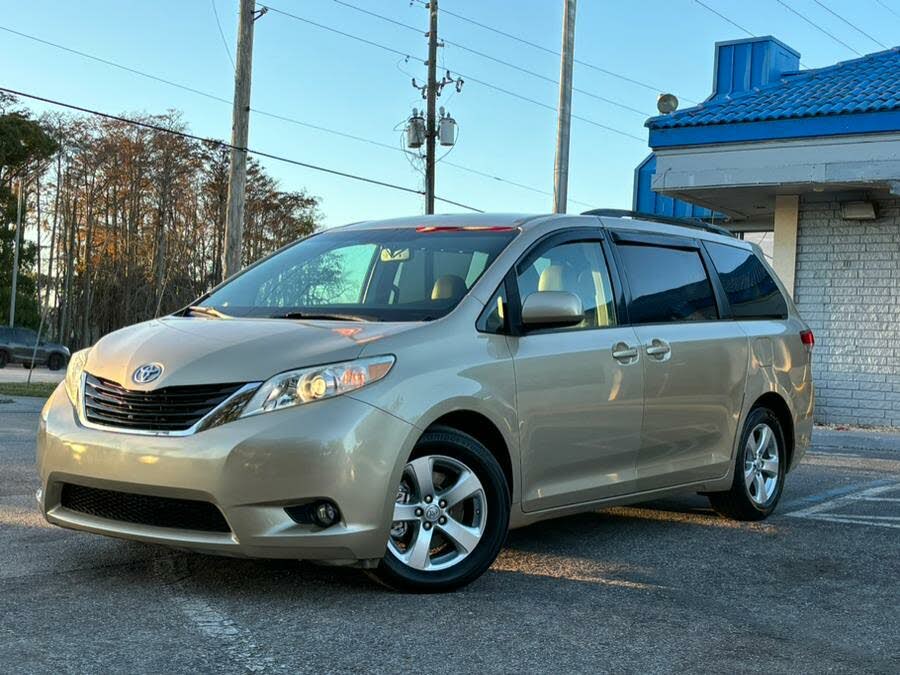 2011 toyota store sienna 8 passenger