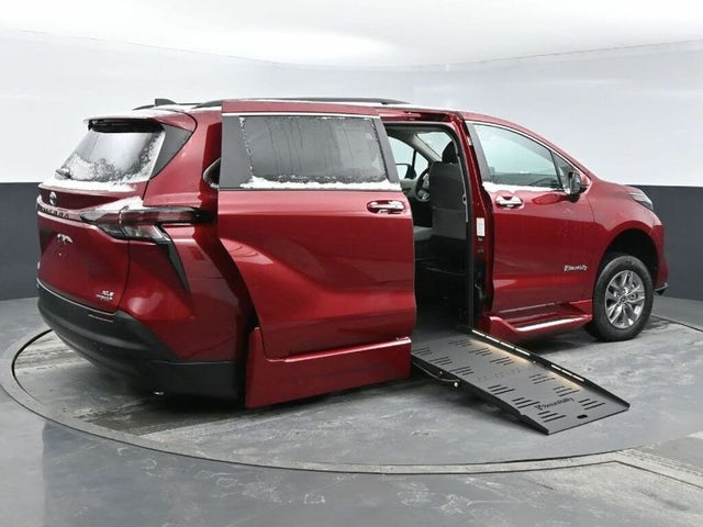 2024 Toyota Sienna XLE 7-Passenger FWD