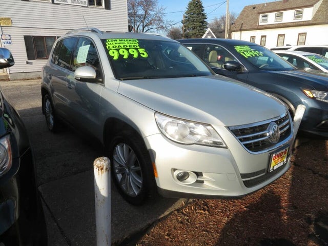 2011 Volkswagen Tiguan SE 4Motion with Sunroof and Navigation