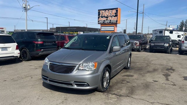 Chrysler Town & Country Touring-L FWD 2015