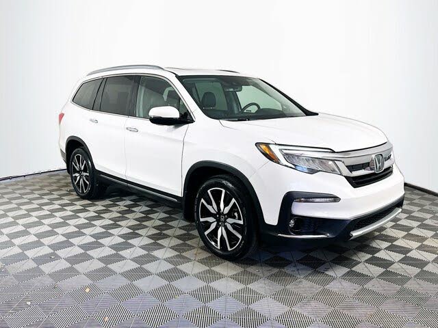 2020 Honda Pilot Touring FWD with Rear Captain's Chairs