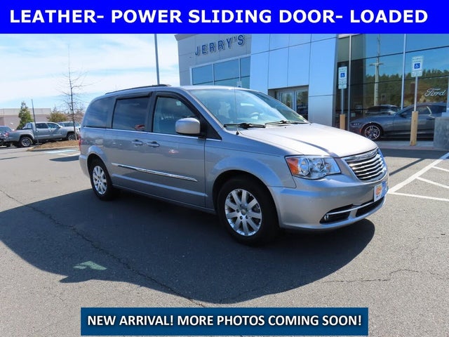 2016 Chrysler Town & Country Touring FWD