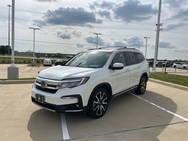 2019 Honda Pilot Touring FWD with Rear Captain's Chairs
