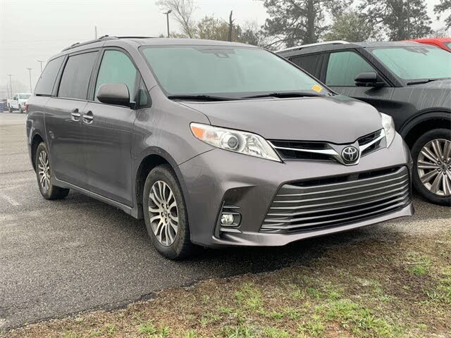2020 Toyota Sienna XLE 7-Passenger FWD with Auto-Access Seat