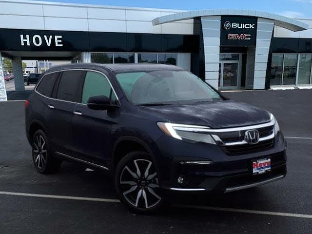2022 Honda Pilot Touring AWD with Rear Captain's Chairs