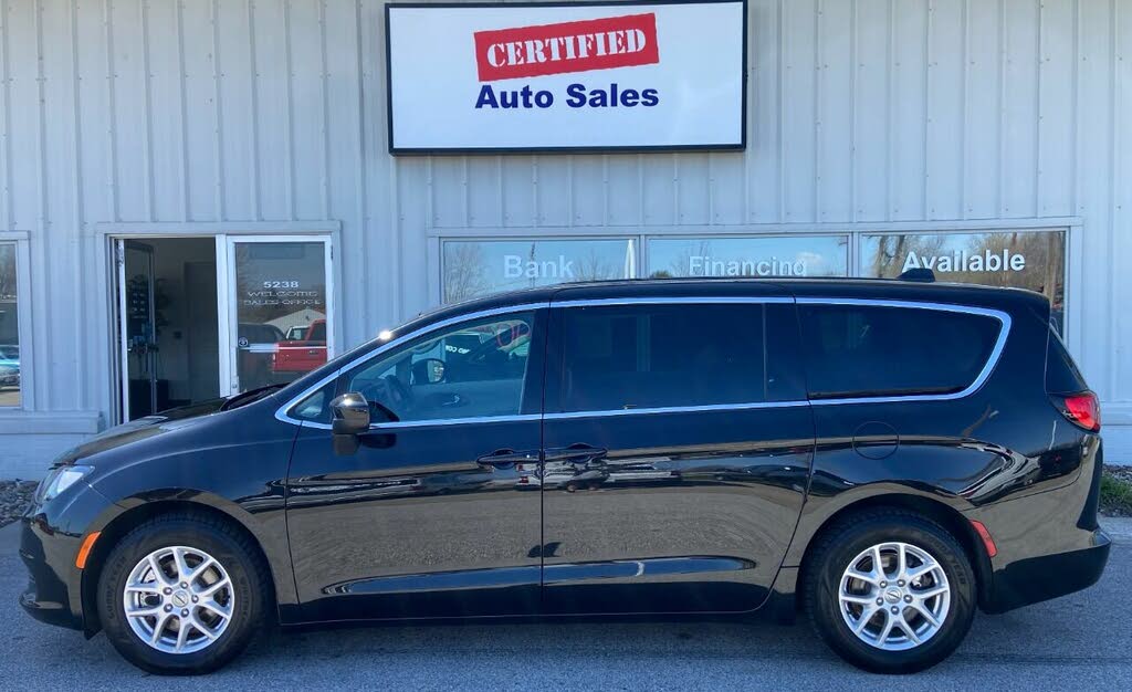 2022 Chrysler Voyager LX FWD