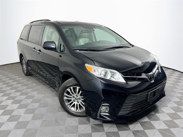 2020 Toyota Sienna XLE 7-Passenger FWD with Auto-Access Seat