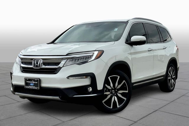 2022 Honda Pilot Touring FWD with Rear Captain's Chairs