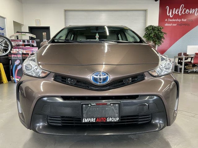 Toyota Prius v 2017