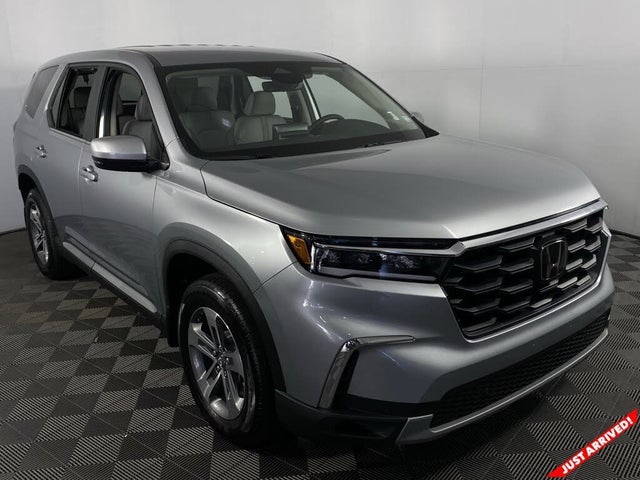 2023 Honda Pilot EX-L AWD with Captains Chairs