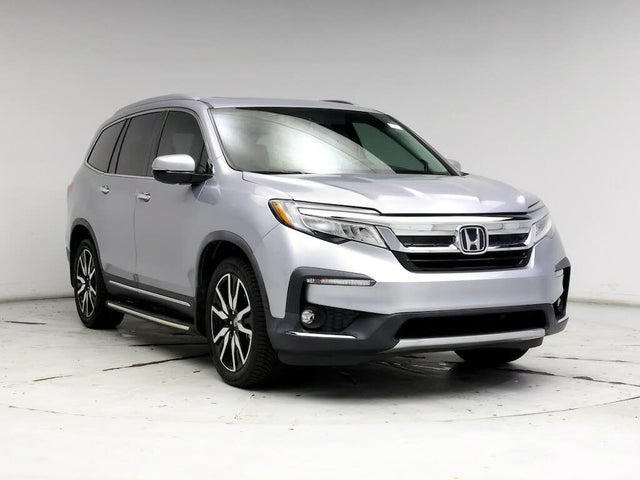 2019 Honda Pilot Touring FWD with Rear Captain's Chairs