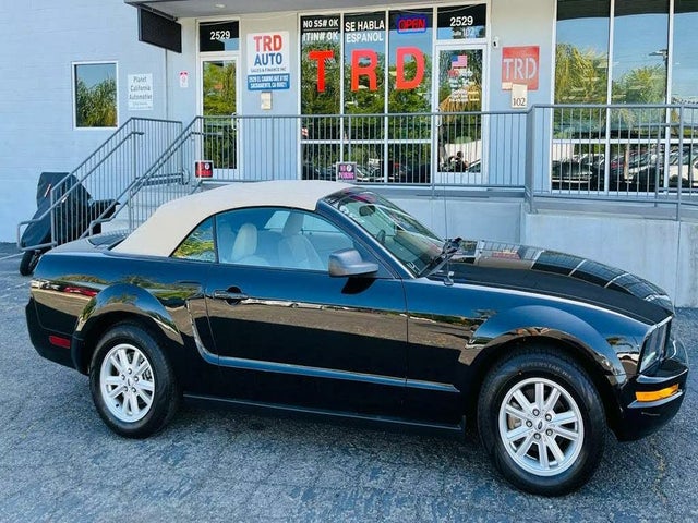 2005 Ford Mustang V6 Deluxe Convertible RWD