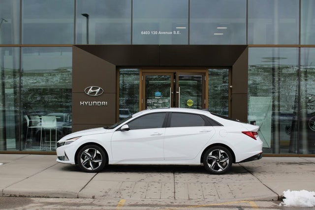 Hyundai Elantra Luxury FWD 2023