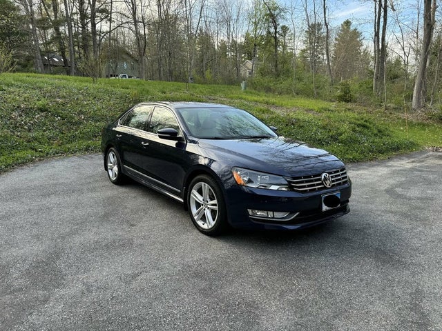 2015 Volkswagen Passat 2.0L TDI SE FWD with Sunroof and Navigation