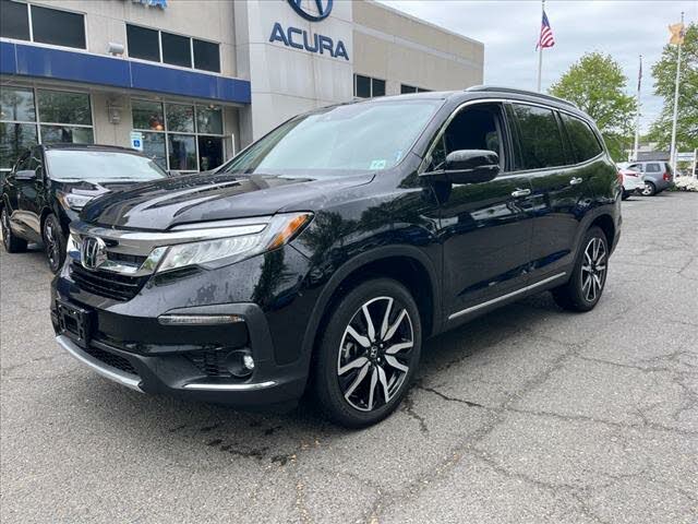 2021 Honda Pilot Touring AWD with Rear Captains Chairs