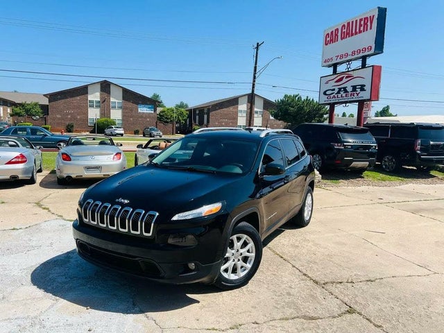 2018 Jeep Cherokee Latitude FWD with Tech Connect Package