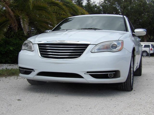 2011 Chrysler 200 Limited Sedan FWD