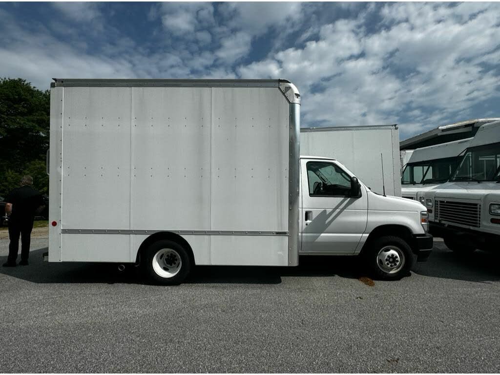 2024 Ford E-Series Chassis E-350 SD Cutaway SB RWD