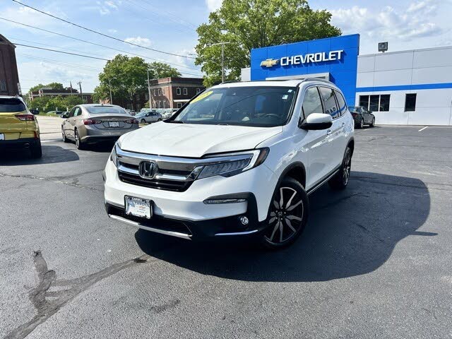 2021 Honda Pilot Touring AWD with Rear Captains Chairs