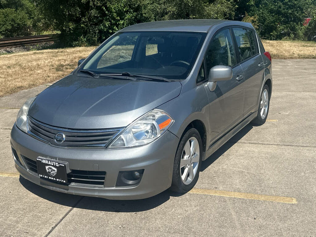 2011 Nissan Versa 1.8 SL Hatchback