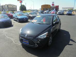 Toyota Yaris XLE Hatchback FWD