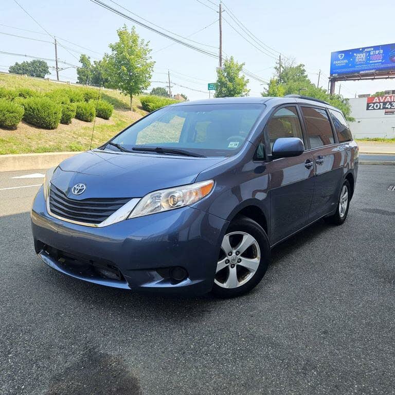 2014 Toyota Sienna LE 7-Passenger Auto Access Seat