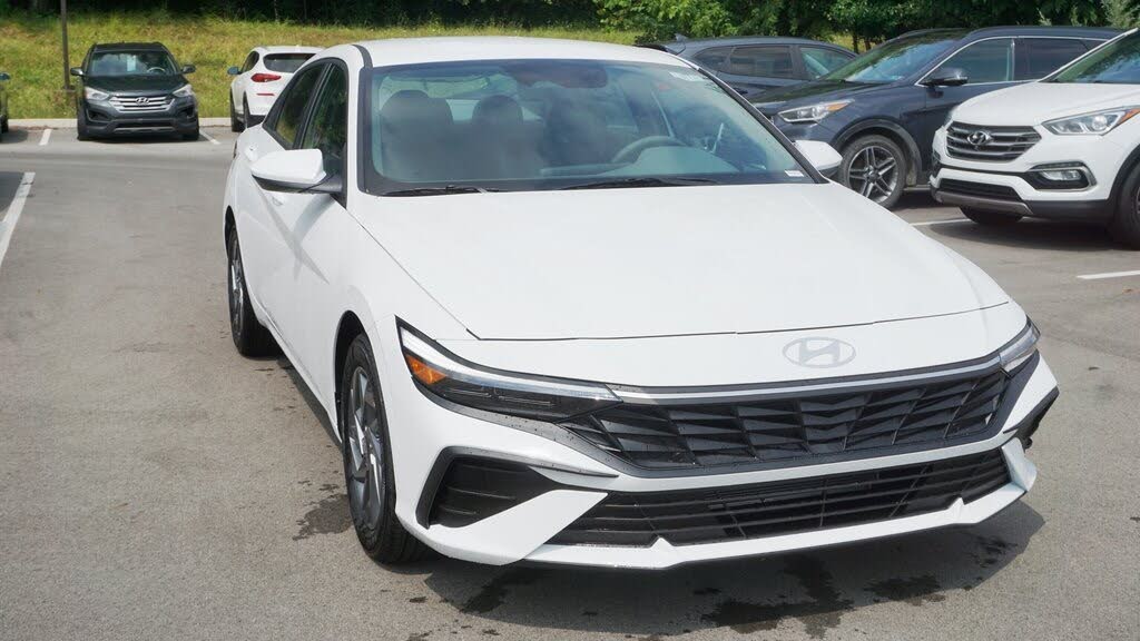 2024 Hyundai Elantra SEL FWD