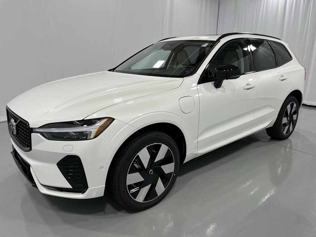 2025 Volvo XC60 Recharge T8 Plus Dark Theme eAWD