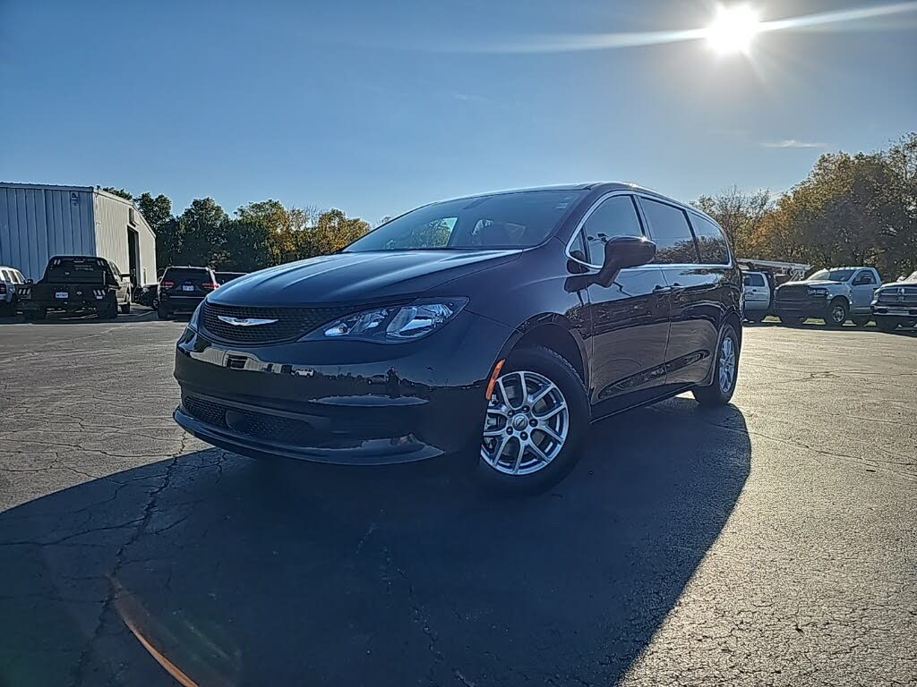 2022 Chrysler Voyager LX FWD