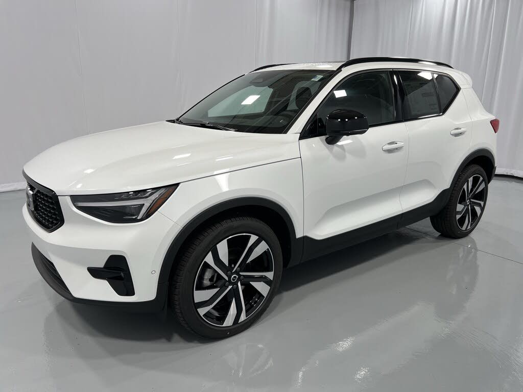 2025 Volvo XC40 B5 Plus Dark Theme AWD