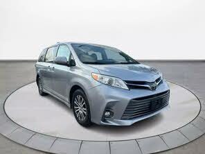 Toyota Sienna XLE 7-Passenger FWD with Auto-Access Seat