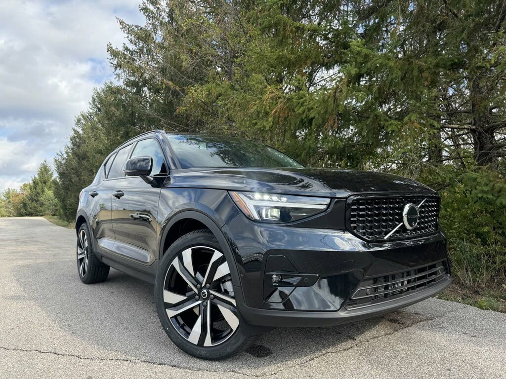 2025 Volvo XC40 B5 Plus Dark Theme AWD