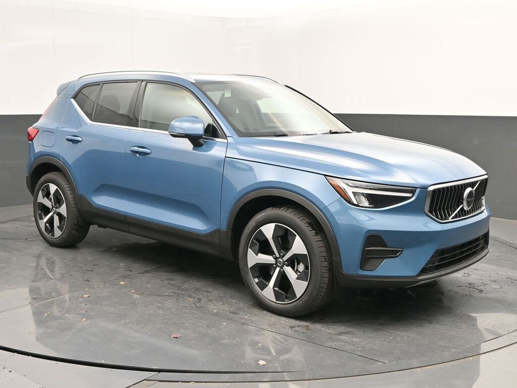 2025 Volvo XC40 B5 Core Bright Theme AWD