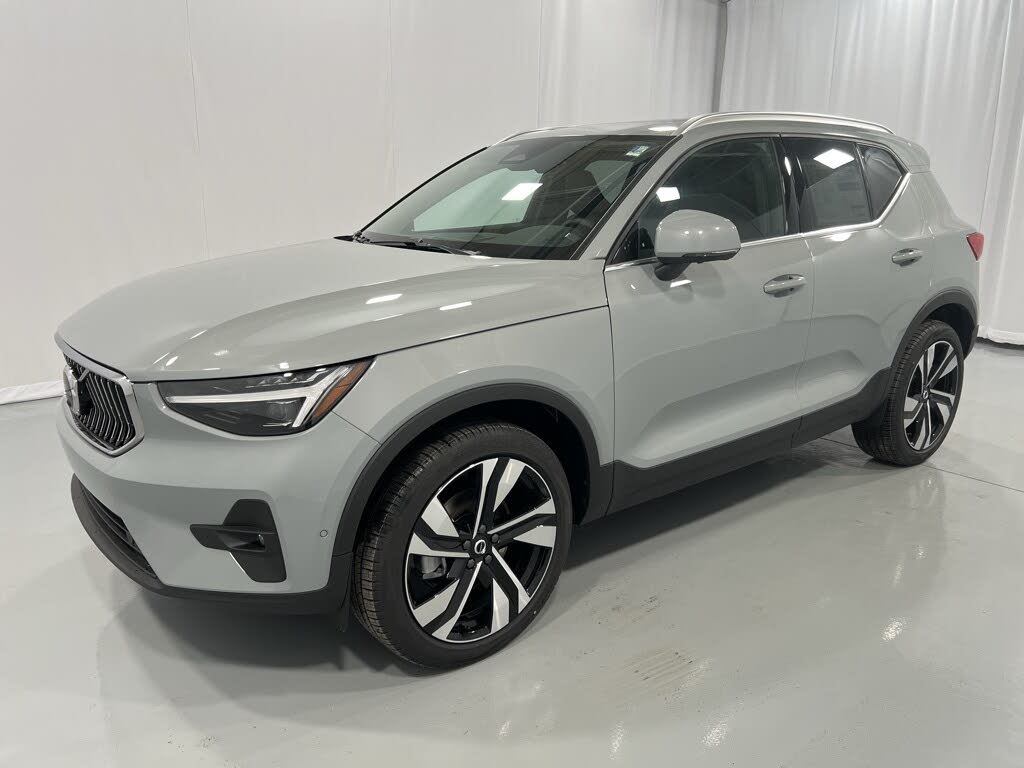 2025 Volvo XC40 B5 Plus Bright Theme AWD