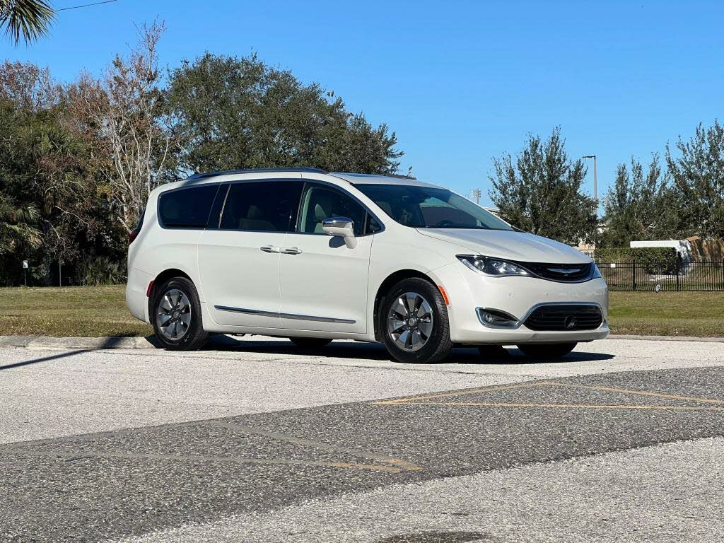 2017 Chrysler Pacifica Hybrid Platinum FWD