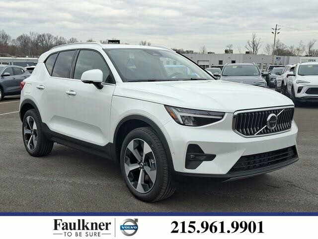 2025 Volvo XC40 B5 Plus Bright Theme AWD