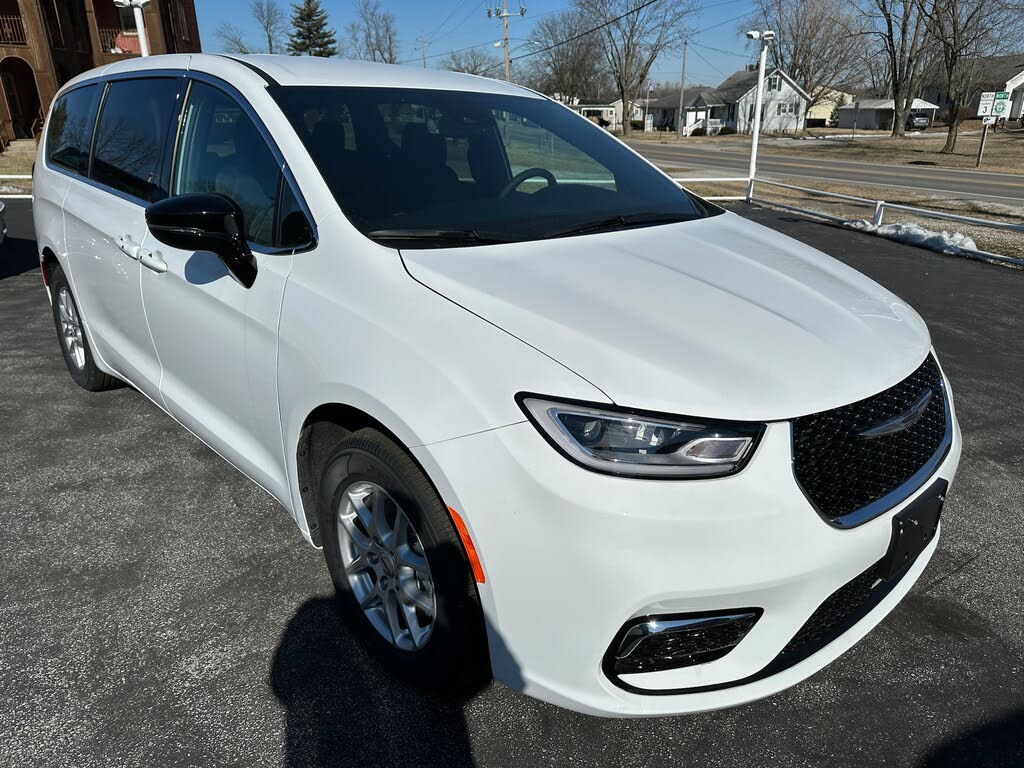 Used 2025 Chrysler Pacifica Select with VIN 2C4RC1BG0SR502157 for sale in Ruma, IL