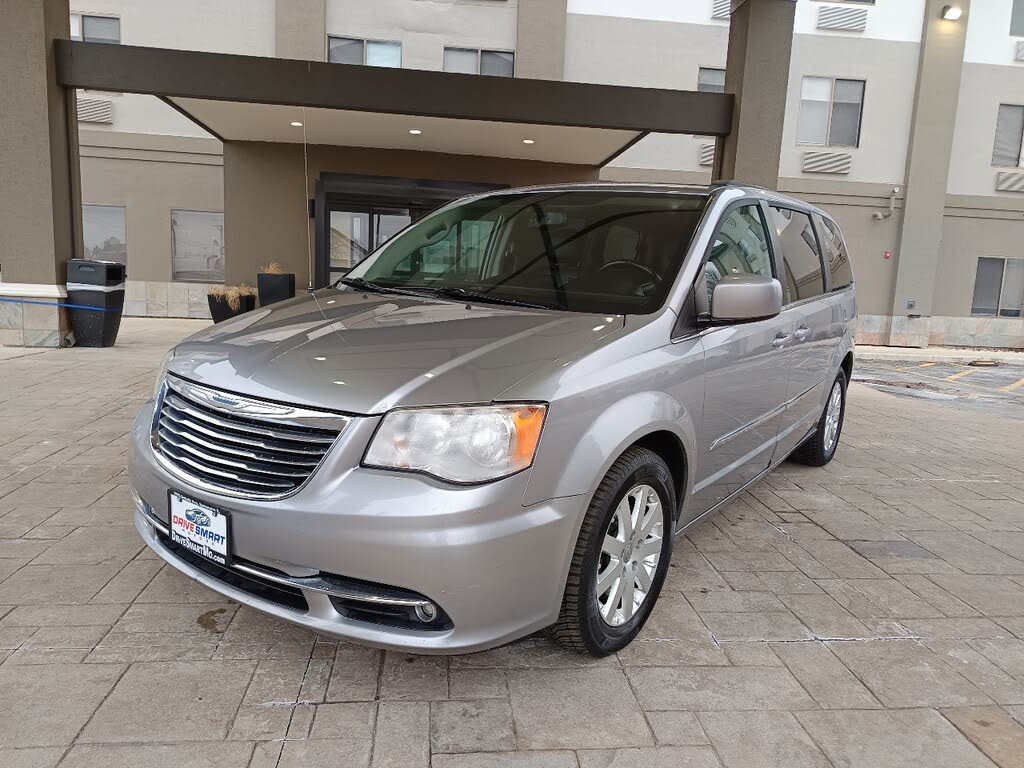 2016 Chrysler Town & Country Touring FWD