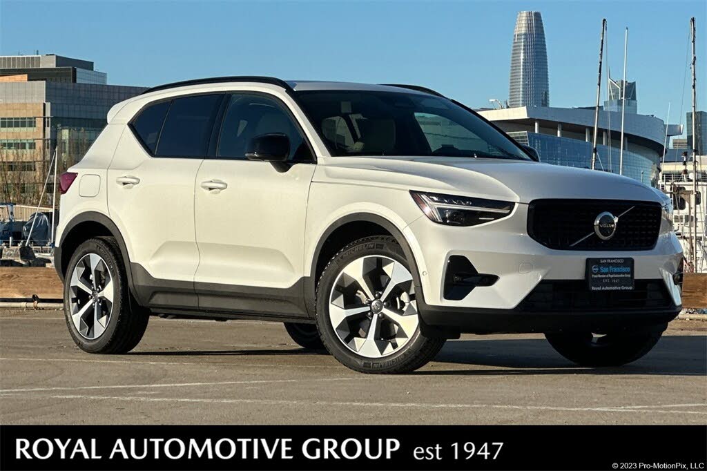 2025 Volvo XC40 B5 Plus Dark Theme AWD