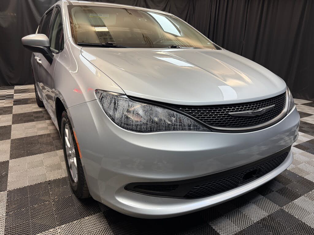 2022 Chrysler Voyager LX FWD