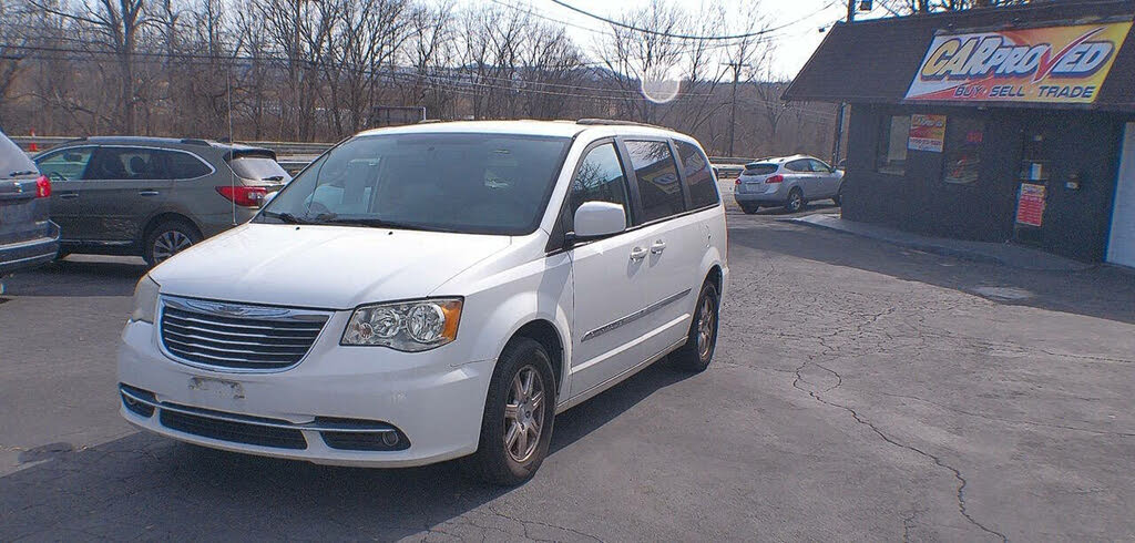 2012 Chrysler Town & Country Touring FWD