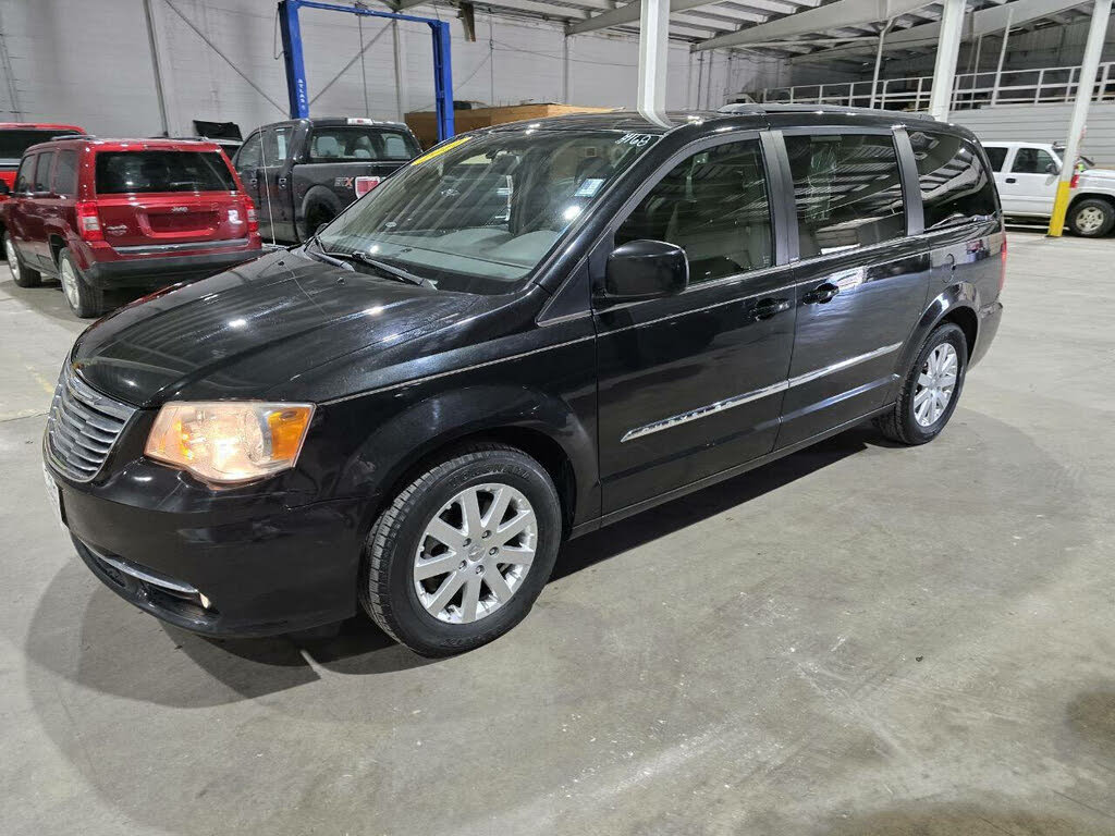 2013 Chrysler Town & Country Touring FWD