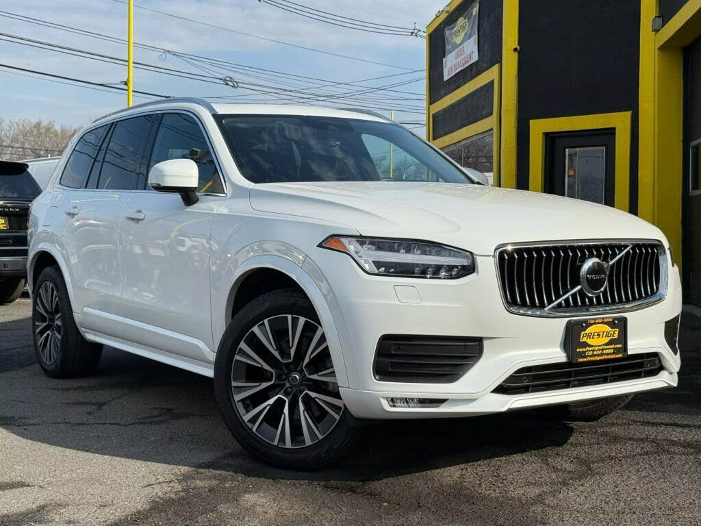 2022 Volvo XC90 T6 Momentum 6-Passenger AWD