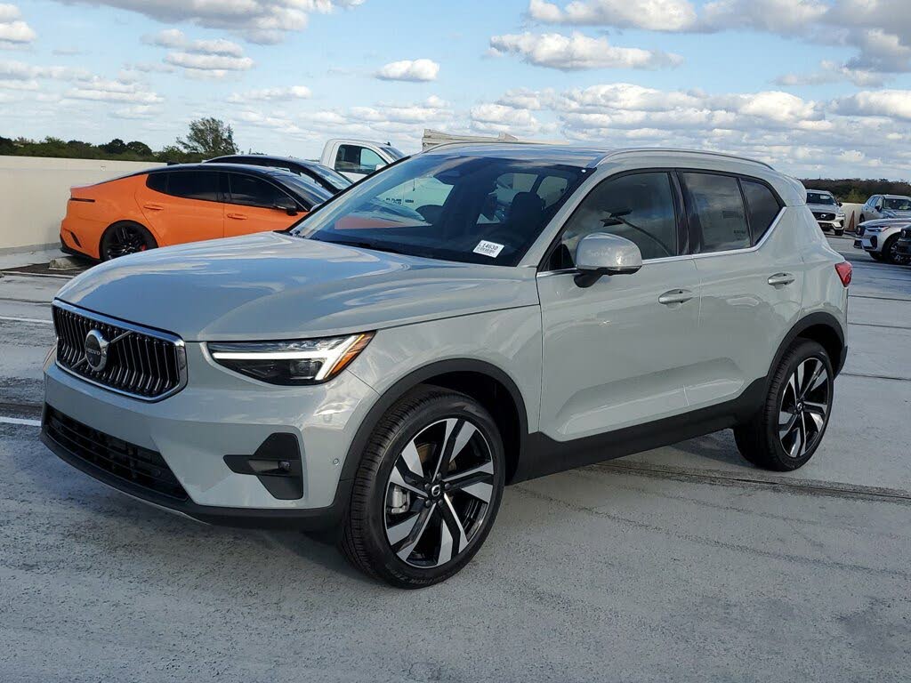 2025 Volvo XC40 B5 Ultra Bright Theme AWD