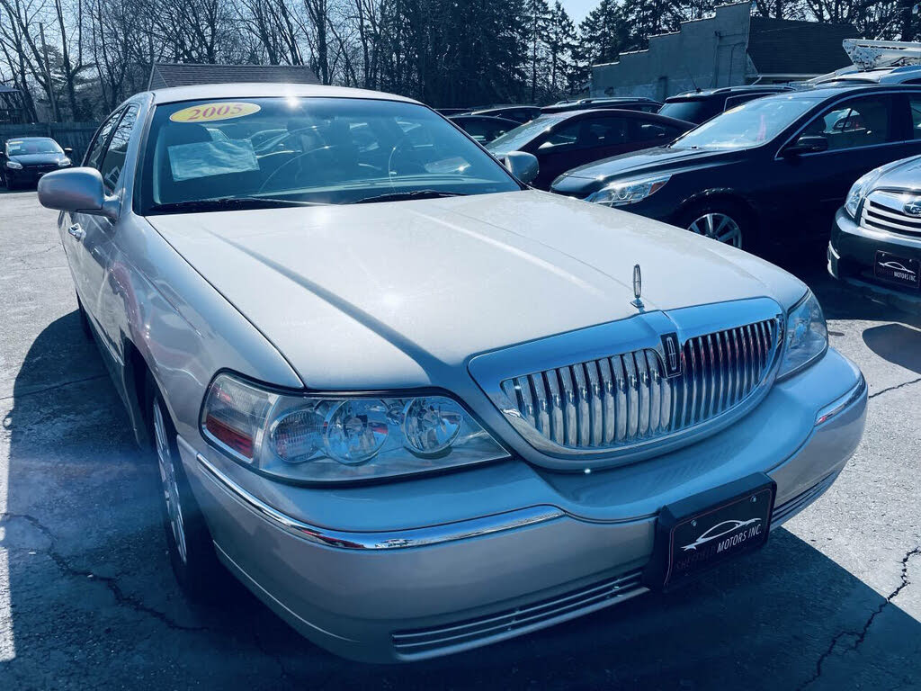 2005 Lincoln Town Car Signature Limited