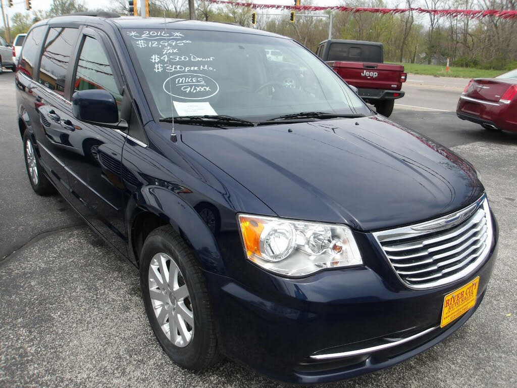 2016 Chrysler Town & Country LX FWD