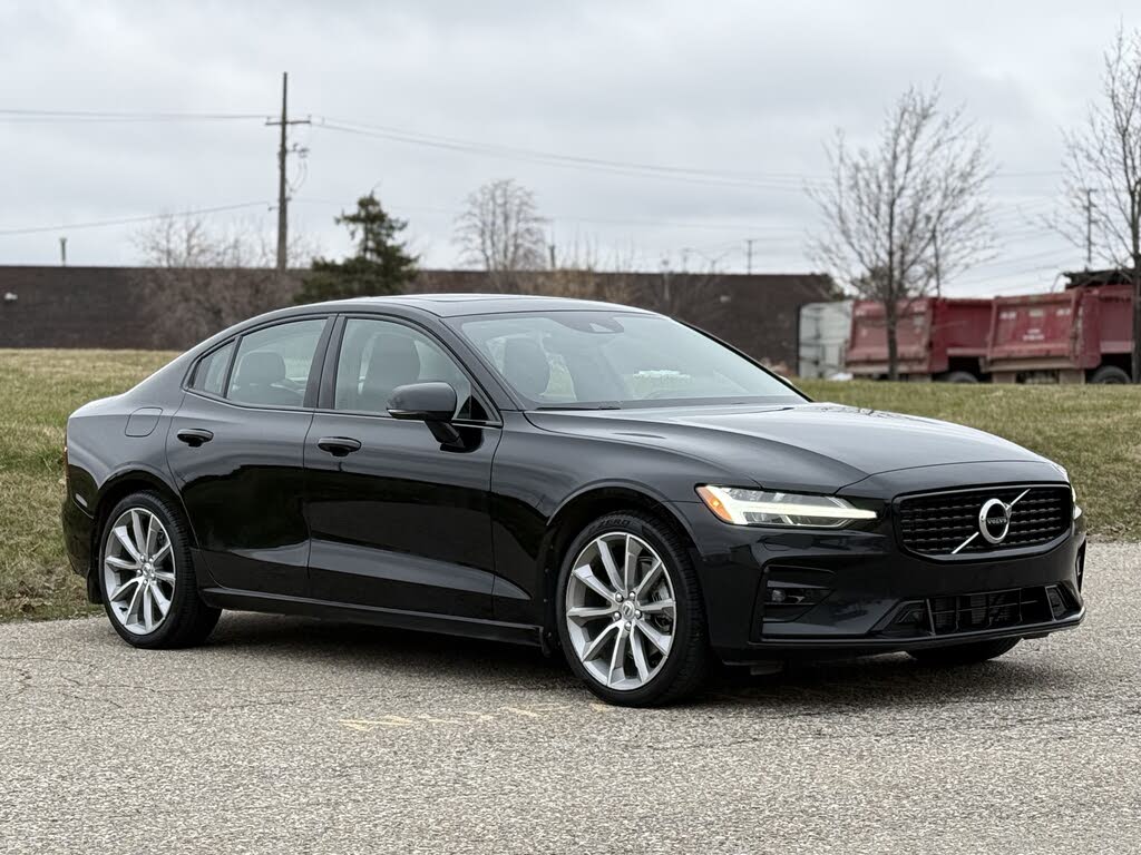 2022 Volvo S60 B5 Momentum AWD
