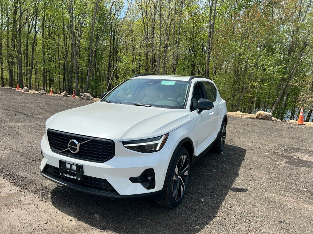 2025 Volvo XC40 B5 Ultra Dark Theme AWD