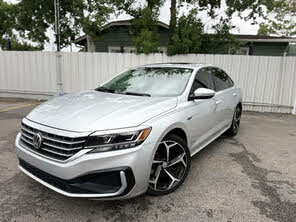 Volkswagen Passat 2.0T R-Line FWD