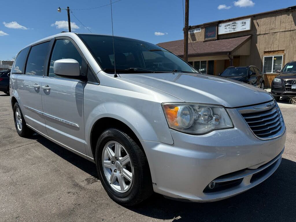2012 Chrysler Town & Country Touring FWD